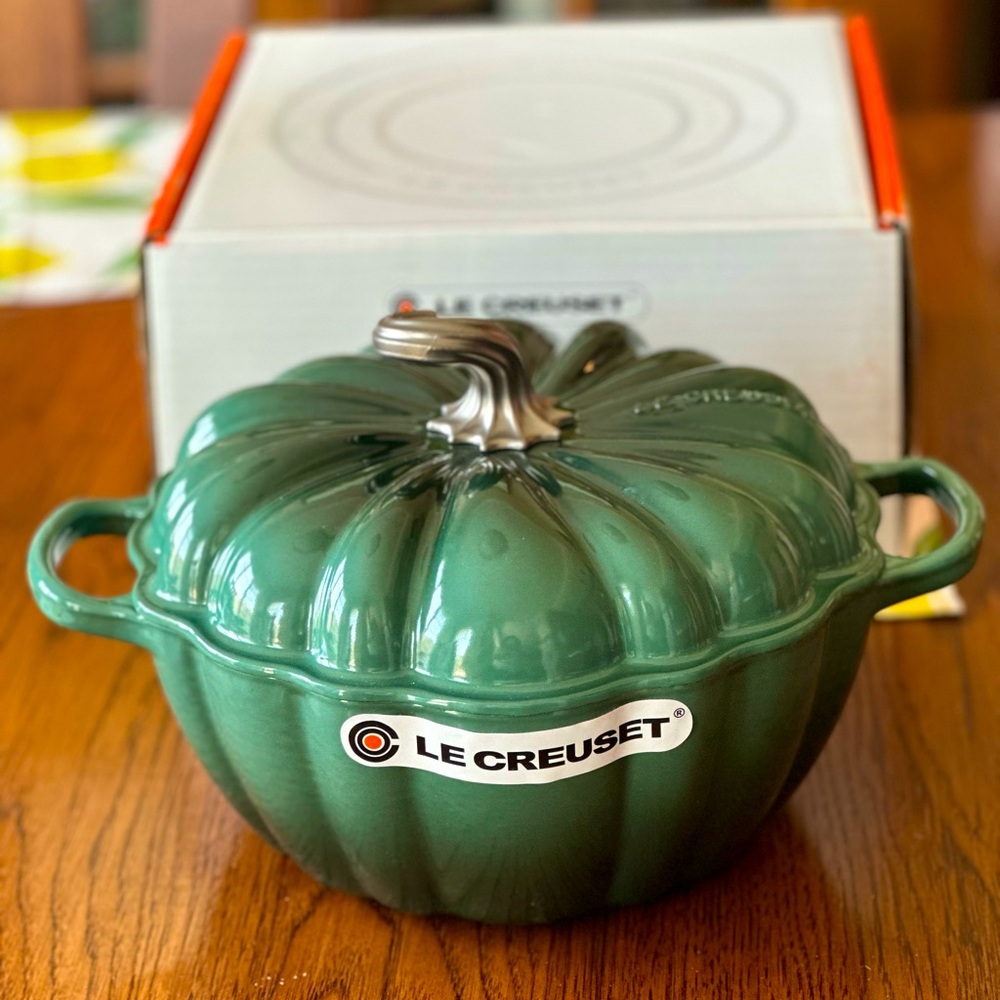Le Creuset 4 QT Cast Iron Pumpkin Cocotte- artichaut (artichoke green)